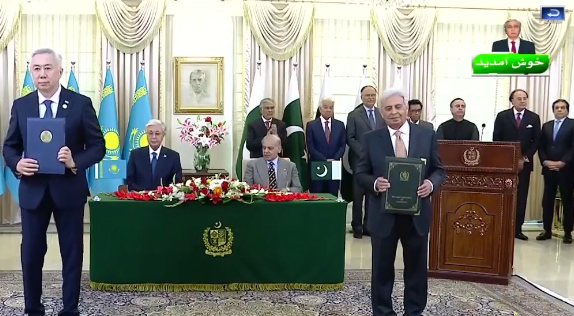 پاکستان اور قازقستان کے درمیان تجارت، سرمایہ کاری، توانائی اور صحت سمیت مختلف شعبوں میں تعاون کے فروغ کےلئے 19 مفاہمتی یادداشتوں اورمعاہدوں پر دستخط کریے گئے