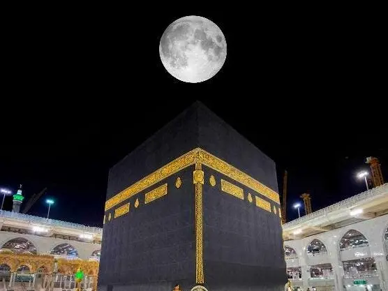 The moon will be directly above the Kaaba this evening.