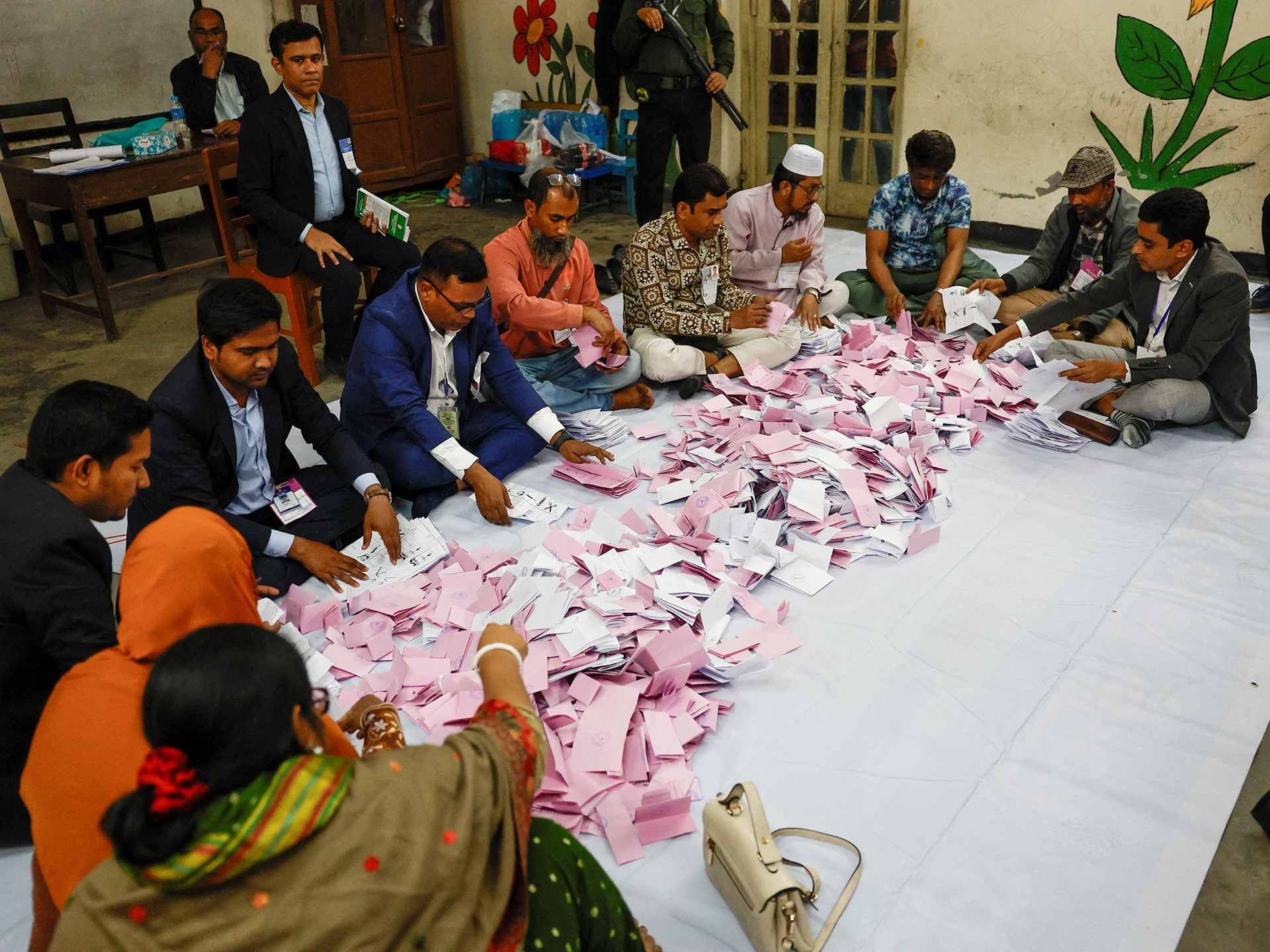 بنگلہ دیش کے 13ویں قومی انتخابات کے بعد ووٹوں کی گنتی جاری