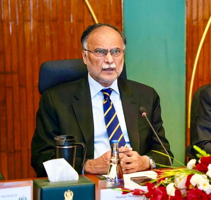 وفاقی وزیر احسن اقبال کا انرجی چائنہ پاکستان کے ہیڈکوارٹر کا دورہ، ایگزیبیشن ہال کا معائنہ اور سی پیک کے تحت توانائی کے شعبے میں حاصل اہم سنگ ہائے میل کا جائزہ لیا