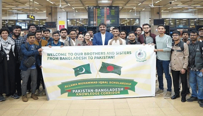 پاکستان-بنگلہ دیش نالج کوریڈور کے تحت علامہ محمد اقبال سکالرشپس کے لیے منتخب کیے گئے بنگلہ دیشی طلبہ کا پہلا دستہ پاکستان پہنچ گیا