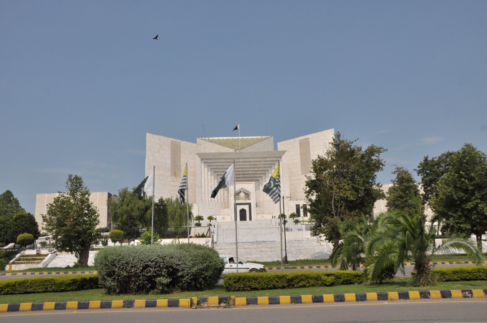 سپریم کورٹ، کمپیٹیشن کمیشن کے چیئرپرسن کے کاسٹنگ ووٹ سے متعلق مقدمے میں دائر نظرثانی درخواستیں مسترد