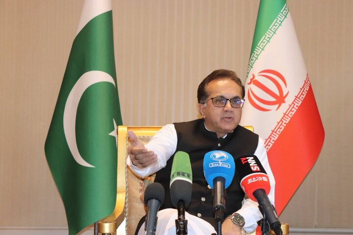 پاکستان کے 9 ملاحوں کو اُن کے جہاز سے بندر عباس منتقل کردیا ہے، ایران میں پاکستا نی سفیر