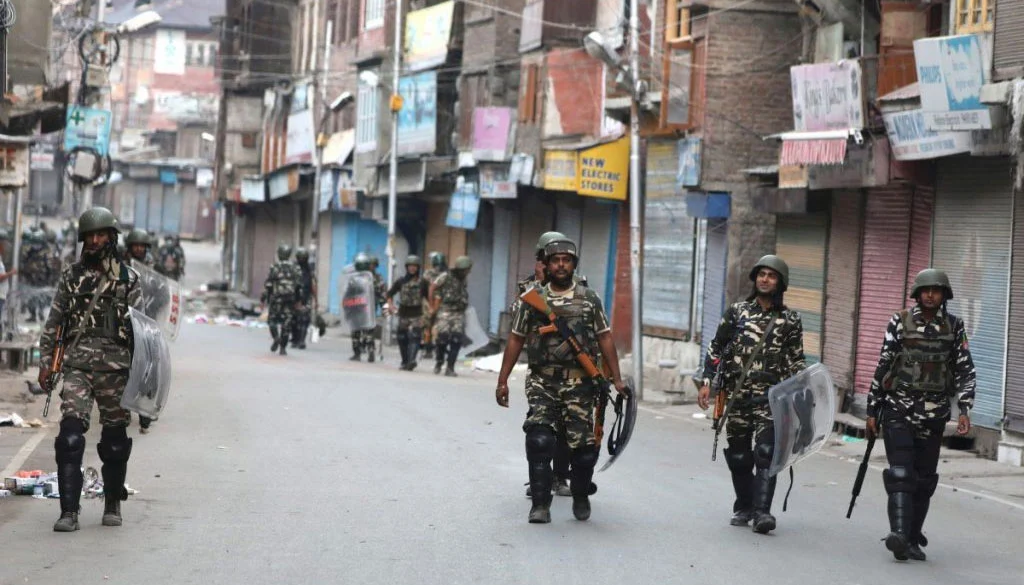 مقبوضہ جموں وکشمیر میں کرفیو اور پابندیوں کاسلسلہ جاری،مظاہرین پر طاقت کا وحشیانہ استعمال ، درجنوں افراد زخمی