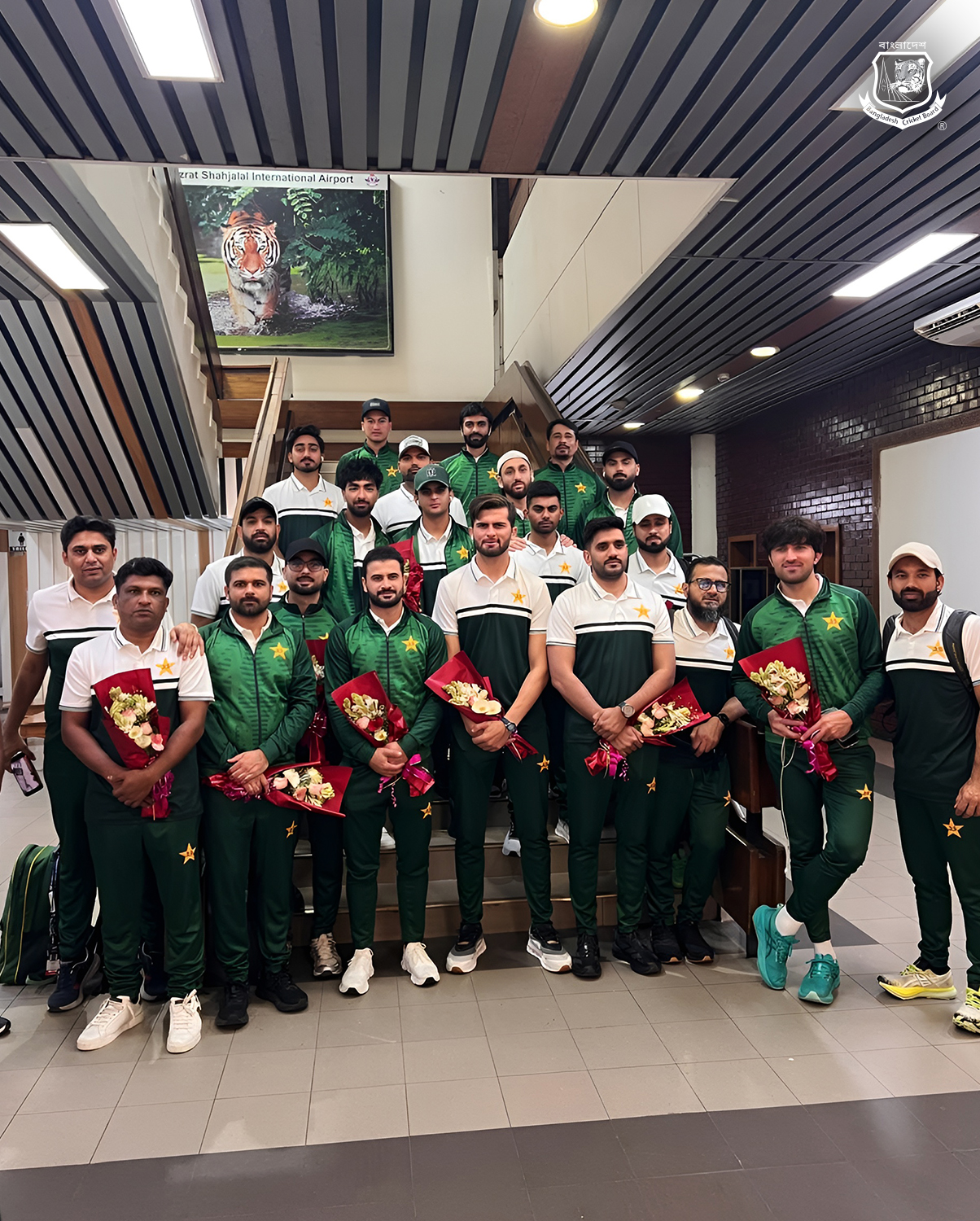 پاکستان اور بنگلہ دیش کے درمیان ون ڈے سیریز کیلئے قومی کرکٹ ٹیم ڈھاکہ پہنچ گئی