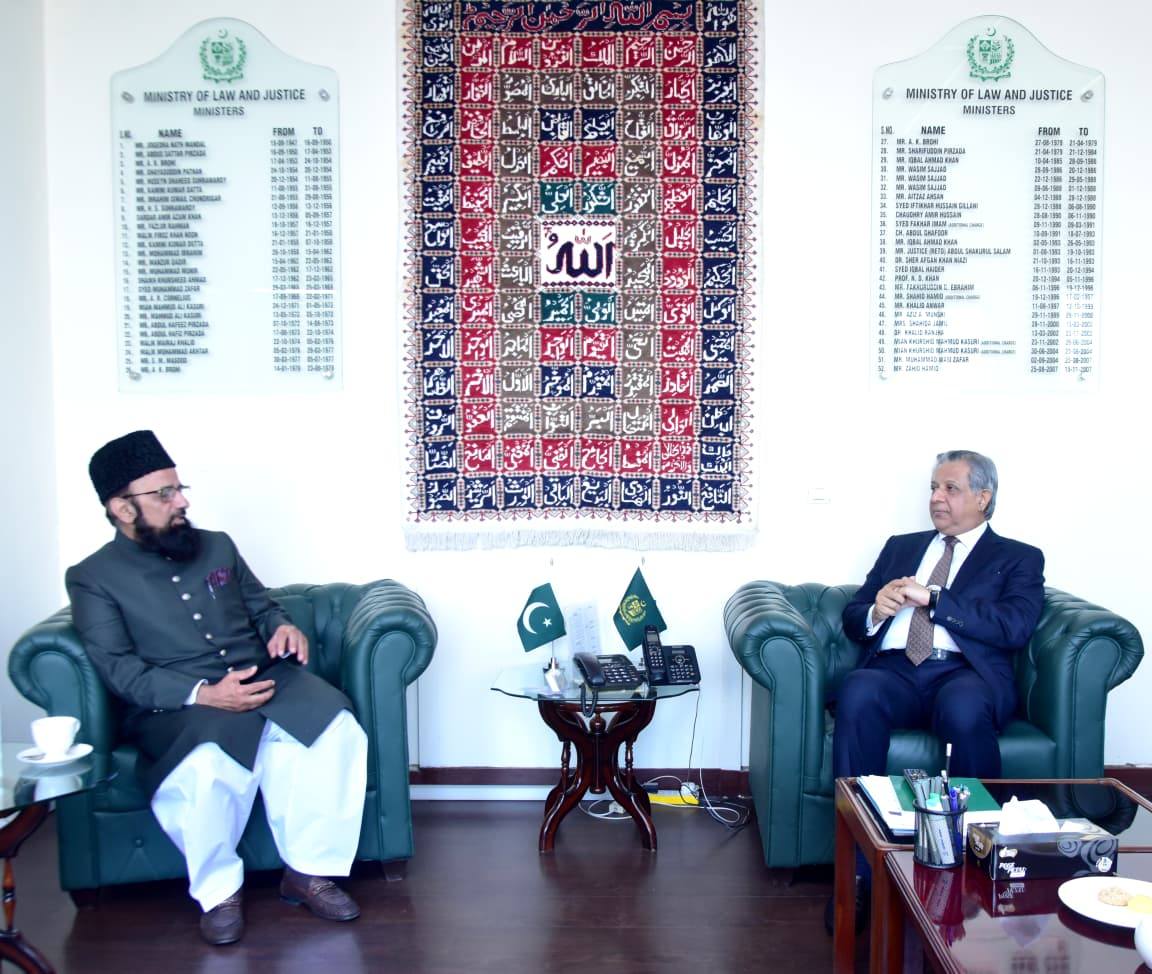 وفاقی وزیر قانون اعظم نذیر تارڑ سے کالج آف فزیشنز اینڈ سرجنز پاکستان کے وفد کی ملاقات