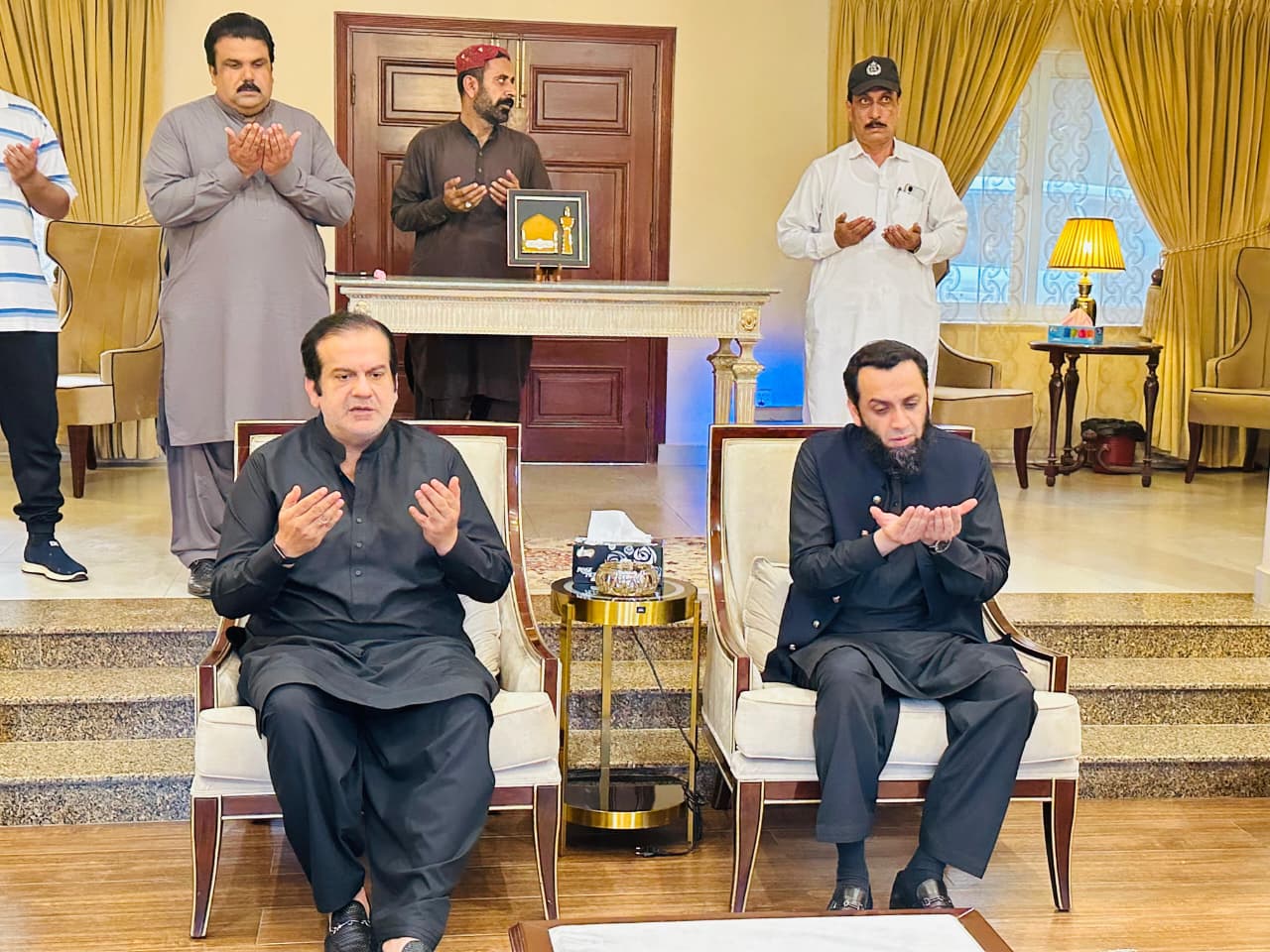 وفاقی وزیر اطلاعات عطا اللہ تارڑ کی وزیر مملکت عبدالرحمان کانجو کی والدہ کے انتقال پر تعزیت کے لئے ان کے گھر آمد، مرحومہ کے ایصال ثواب کیلئے فاتحہ خوانی