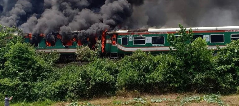 بنگلہ دیش، چلتی مسافر ٹرین میں آگ لگ گئی