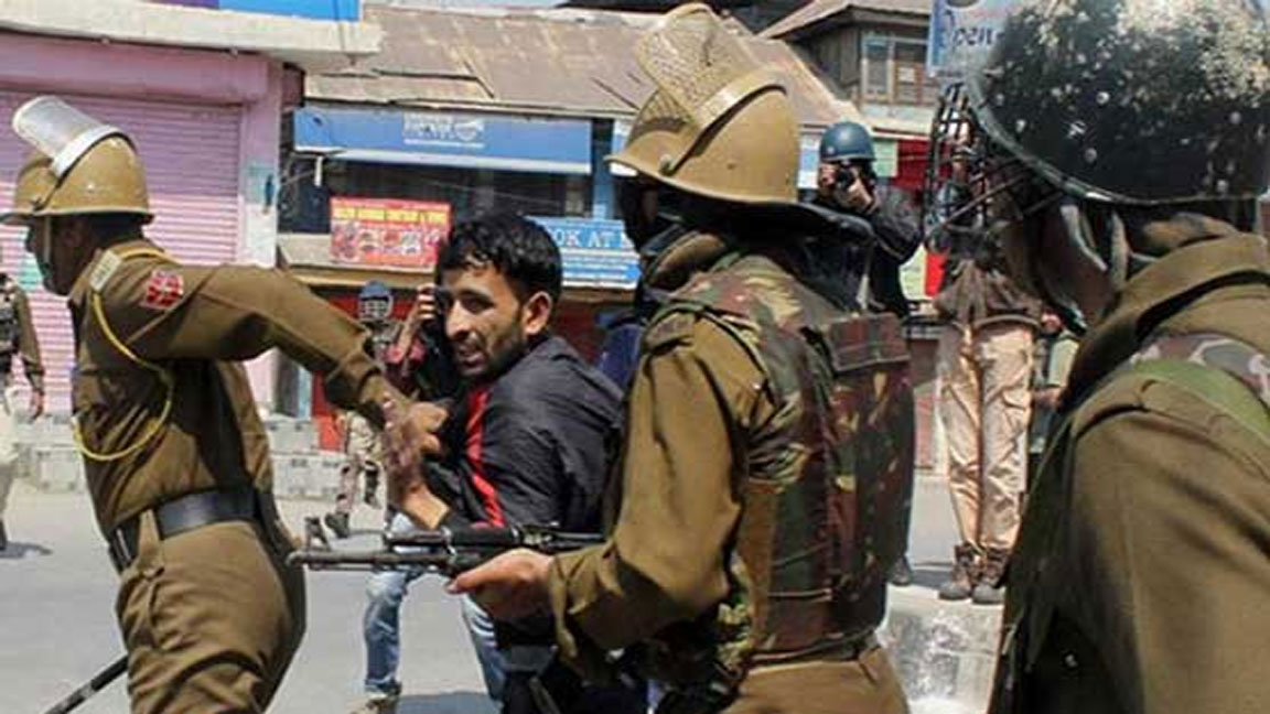 مقبوضہ جموںوکشمیر ، بھارتی فورسز نے8سو نوجوان گرفتار کر لیے