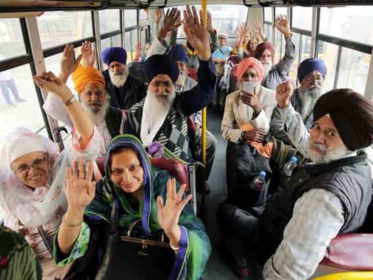 Sikh pilgrims reach Pakistan