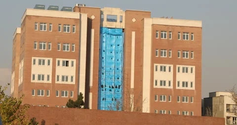 ایران کے دارالحکومت تہران میں پیر کی صبح شریف یونیورسٹی آف ٹیکنالوجی کی عمارت اور یونیورسٹی کی مسجد سمیت یونیورسٹی کے کچھ حصوں کو بھی نشانہ بنایا گیا۔