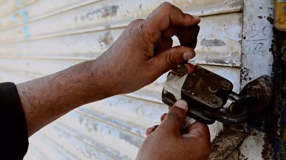 لاہور میں توانائی بچت مہم کی خلاف ورزی پر 60 سے زائد دکانیں سیل