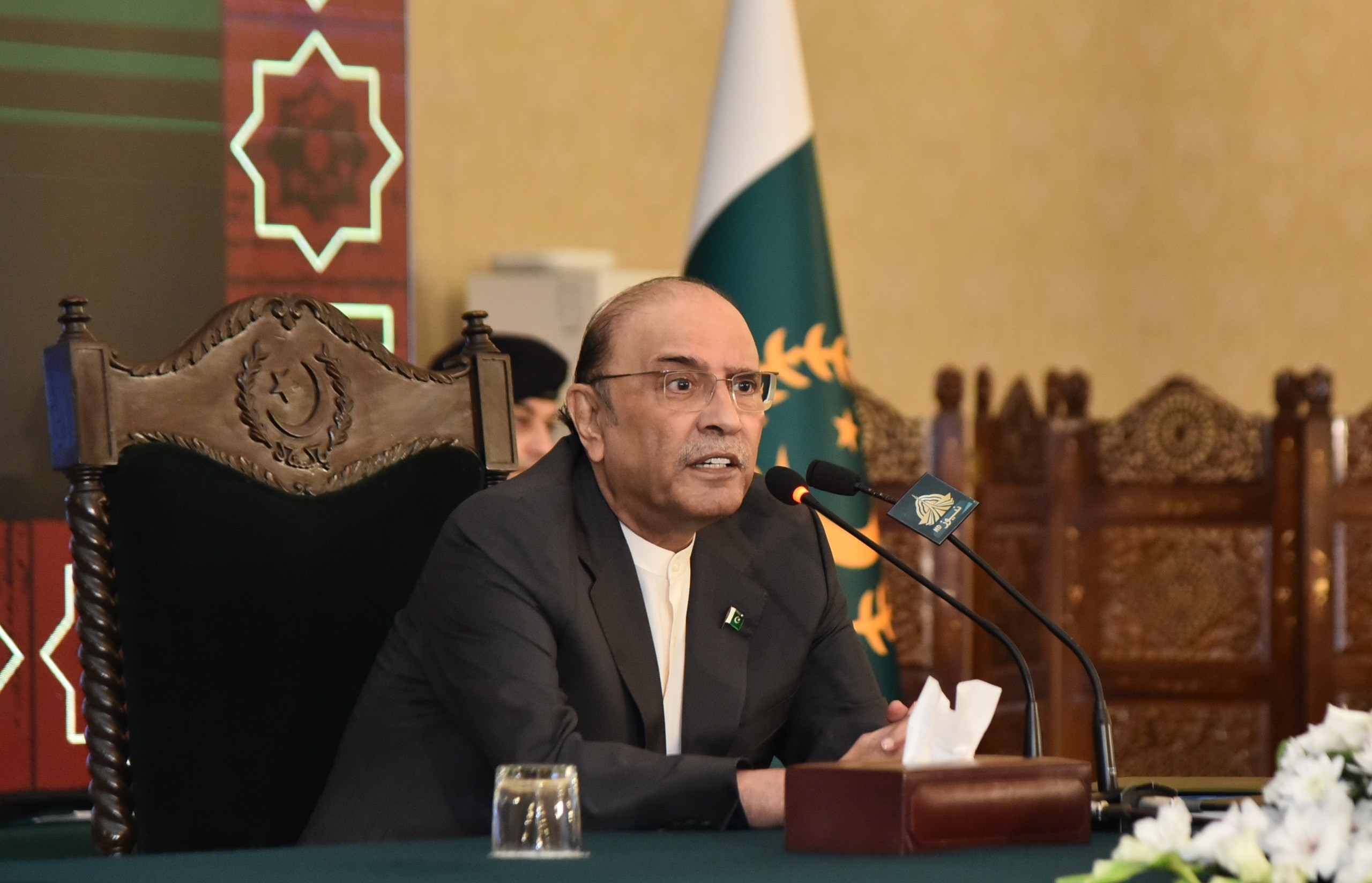 صدرِ مملکت آصف علی زرداری کا خیبرپختونخوا میں فتنہ الخوارج کے خلاف کامیاب کارروائیوں پر سکیورٹی فورسز کو خراجِ تحسین
