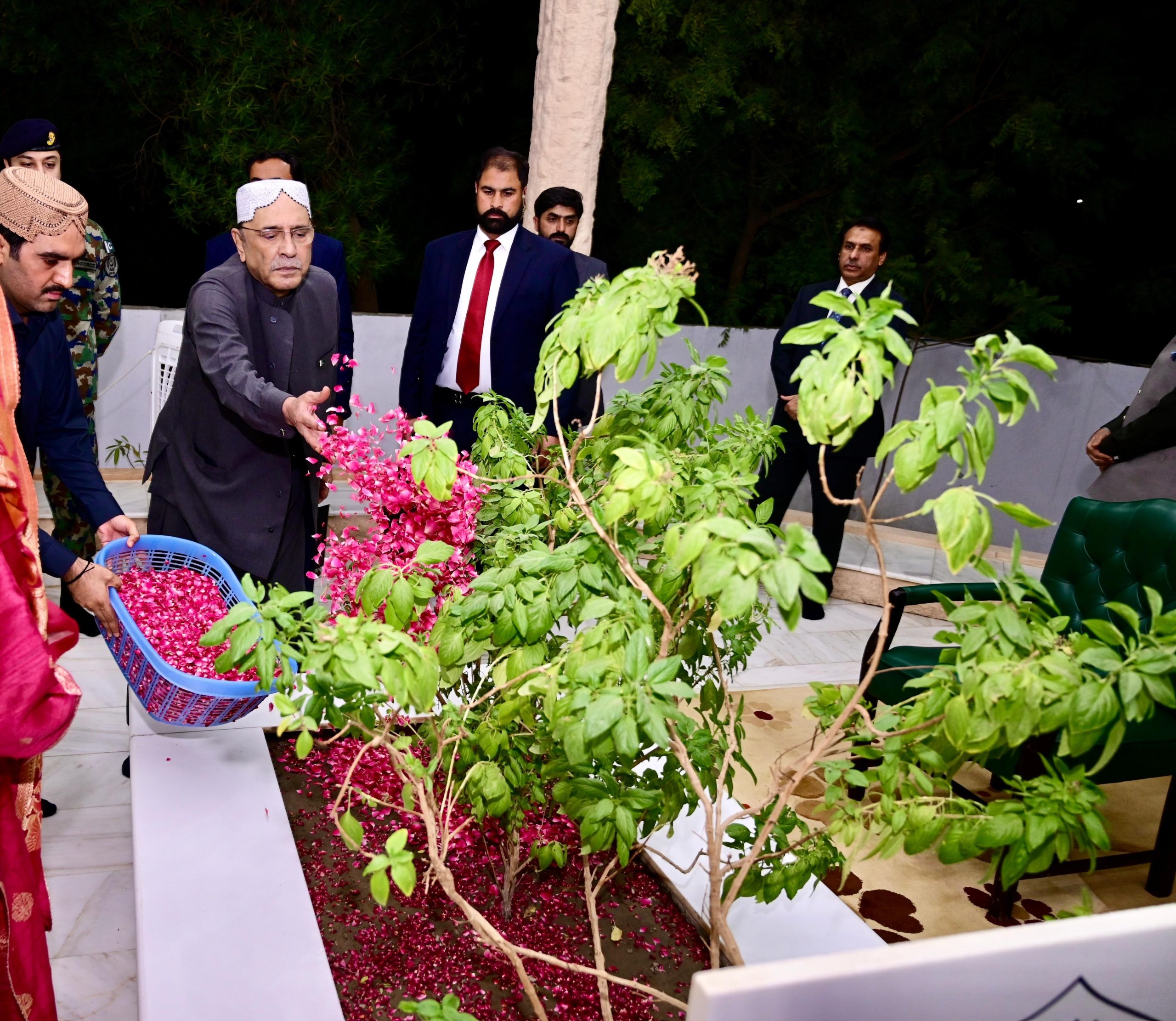 صدرِ مملکت کی نواب شاہ کے قریب بالو جا قبا قبرستان میں والدین کی قبروں پر حاضری ،فاتحہ خوانی کی اور پھول چڑھائے