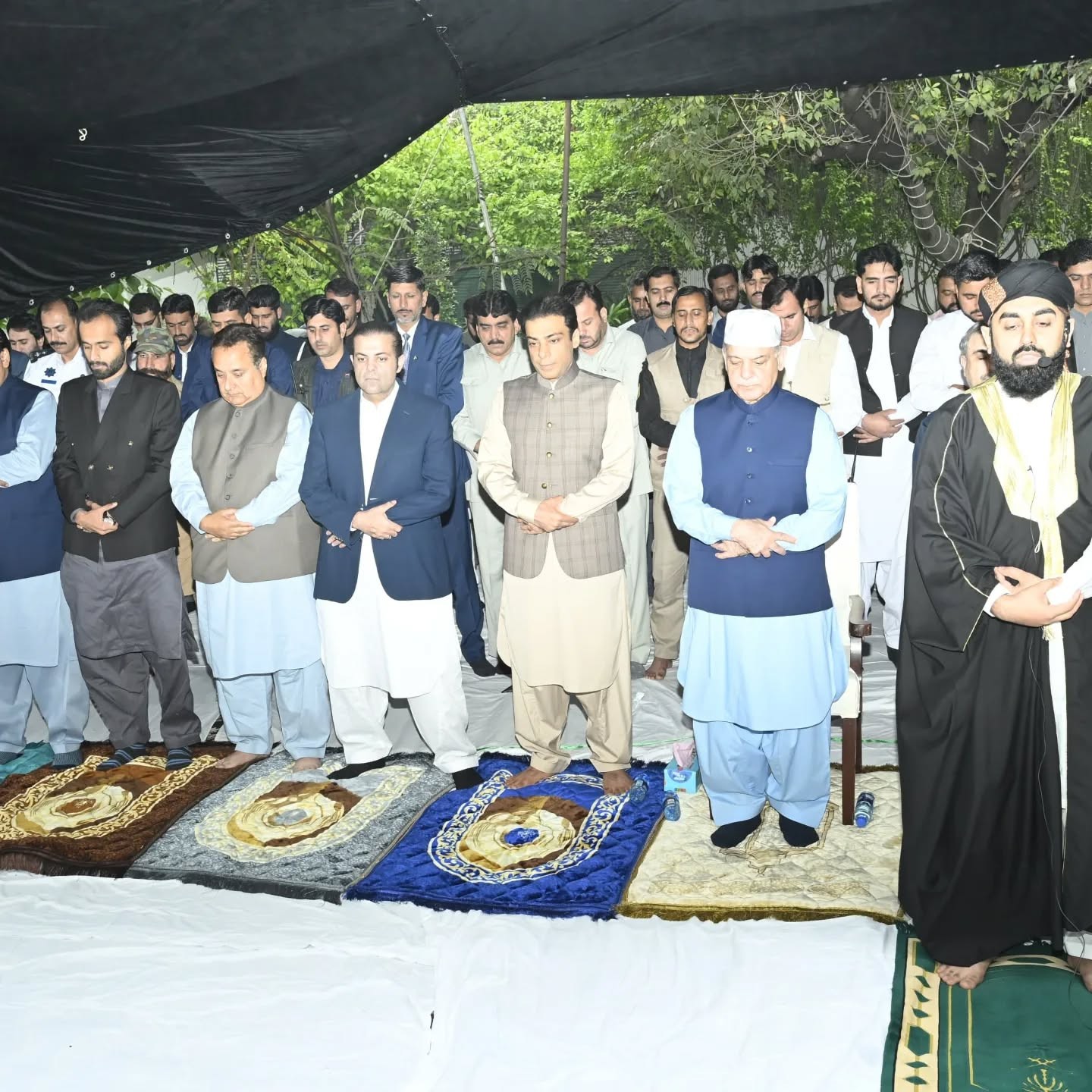 وزیرِ اعظم محمد شہباز شریف نے لاہور میں نماز عید ادا کی
