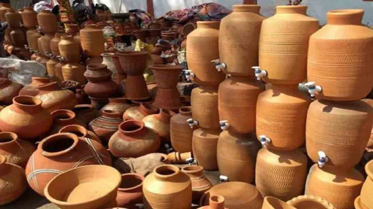 تھرپارکر میں مٹی کے برتنوں کی مانگ میں اضافہ