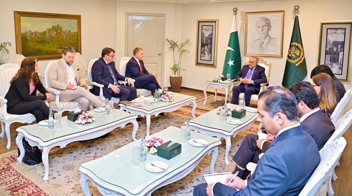 نائب وزیرِ اعظم محمد اسحاق ڈار سے ناروے کے نائب وزیرِ خارجہ آندریاس موٹزفیلٹ کراوک کی ملاقات