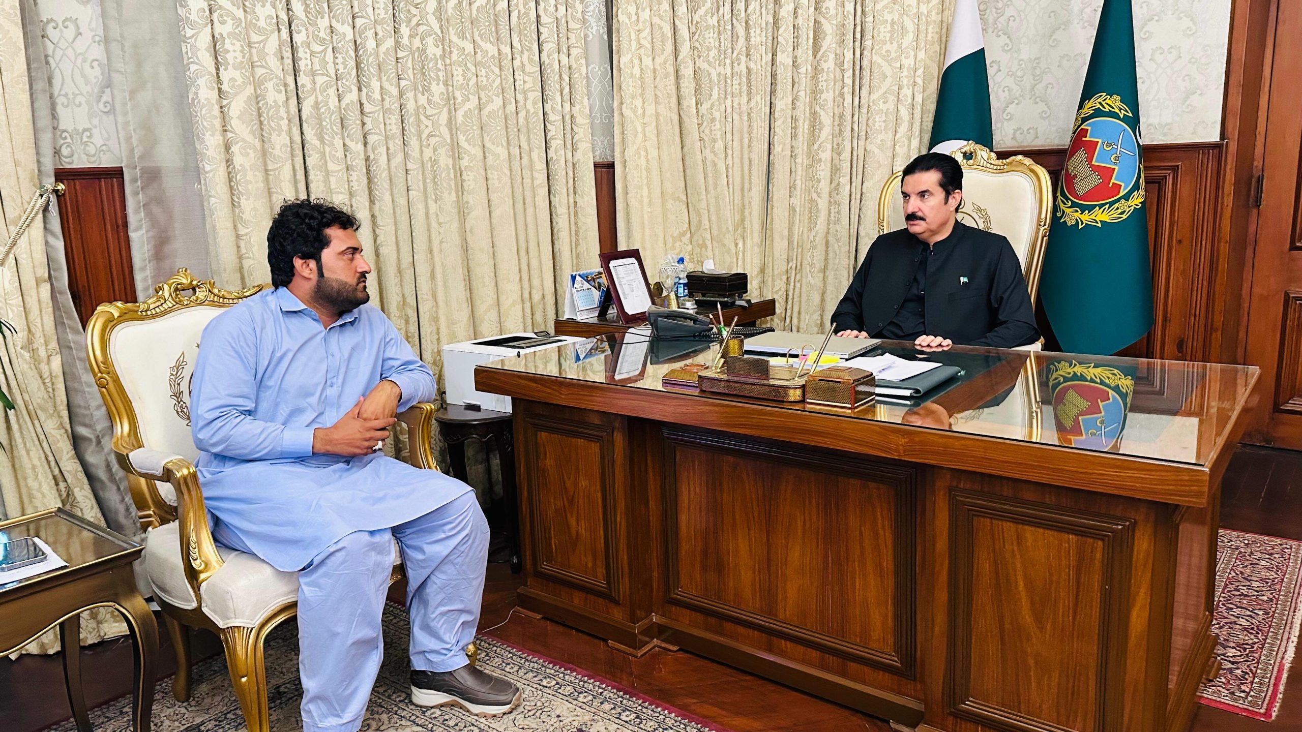 گورنر خیبرپختونخوا سے ضلع پہاڑ پور کے گاؤں مٹھاپور کے نوجوان سید امیر حسین شاہ زیدی کی ملاقات