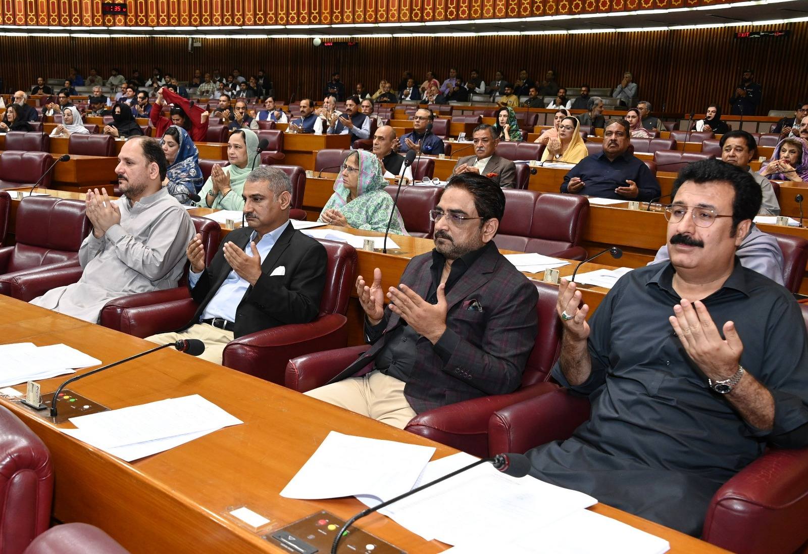 رکن قومی اسمبلی اعجاز حسین جاکھرانی کے مرحوم بیٹے کی روح کے ایصال ثواب کیلئے پارلیمنٹ ہائوس میں فاتحہ خوانی