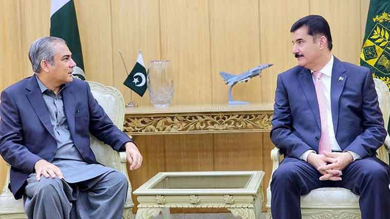 گورنرخیبرپختونخوا سے وفاقی وزیر داخلہ کی ملاقات، مختلف امور اورسکیورٹی کی مجموعی صورتحال پر تبالہ خیال کیا