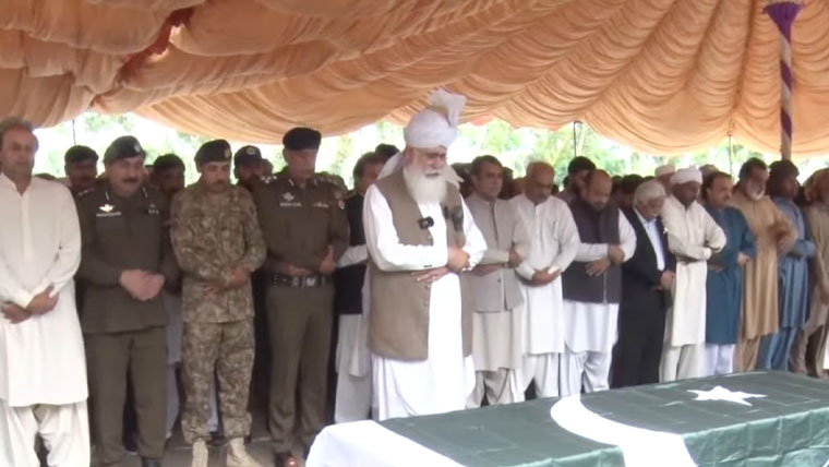 تحصیل جنڈ میں خودکش بمبار کو روکنے والے بہادر شہری لیاقت خان شہید کی نماز جنازہ ادا کر دی گئی