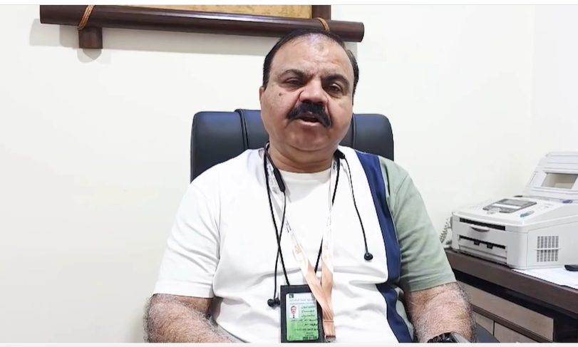 احرام کے بغیر عرفات میں ایک پاکستانی ڈاکٹر جو دوسروں کے حج کے لیے اپنی عبادت قربان کرتا ہے
