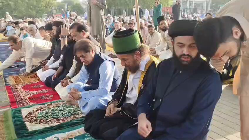 راولپنڈی میں نماز عید کا سب سے بڑا اجتماع عیدگاہ شریف میں منعقد ہوا