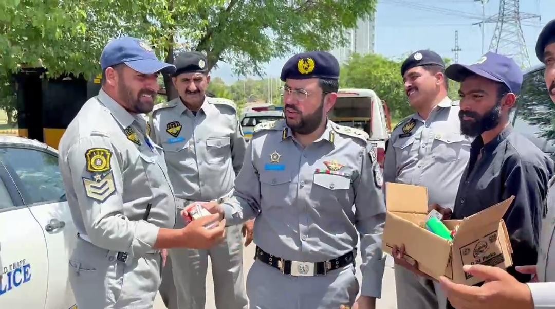 آئی ٹی پی افسران نے وفاقی دارالحکومت میں ڈیوٹی سرانجام دینے والے ٹریفک اہلکاروں کے ساتھ عید منا ئی