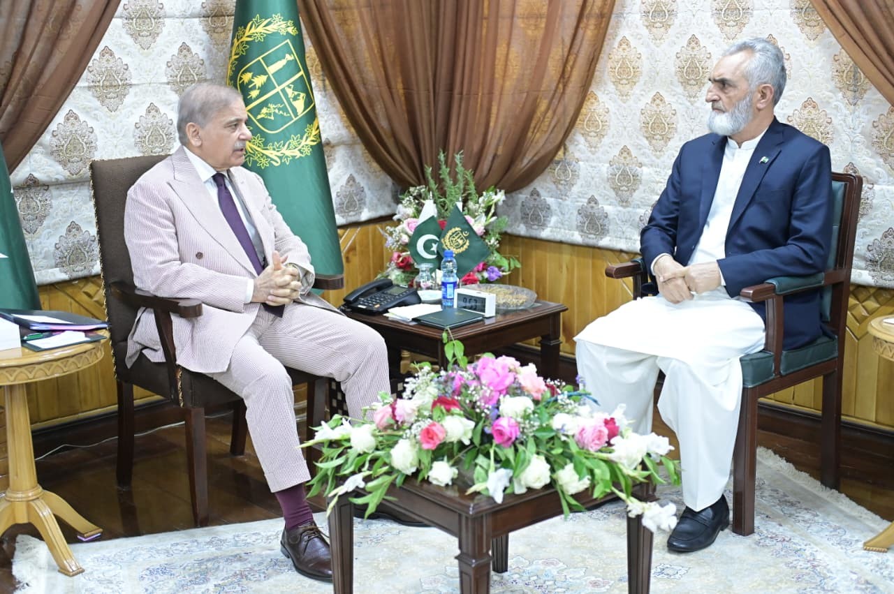وزیرِ اعظم شہباز شریف گلگت پہنچ گئے، گورنر اور نگران وزیرِ اعلیٰ سے ملاقاتیں، ترقیاتی منصوبوں، امن و امان کی صورتحال پر گفتگو