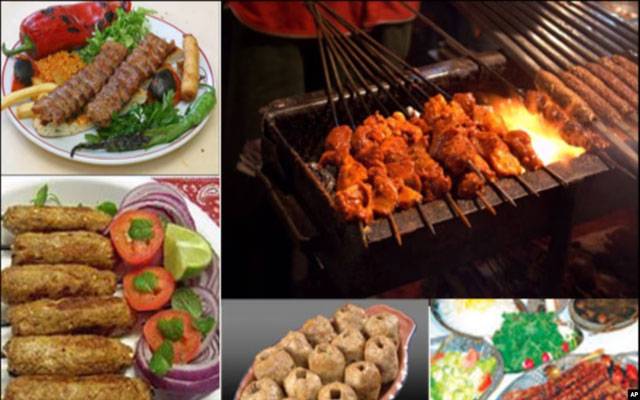 سنتِ ابراہیمی کی ادائیگی کے بعد گھروں میں خواتین قربانی کے گوشت کو محفوظ و تقسیم کرنے اور مختلف روایتی پکوان تیار کرنے میں مصروف