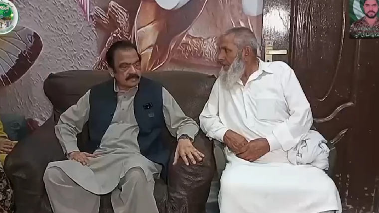 وزیراعظم کے مشیر رانا ثناء اللہ کی فیصل آباد میں شہید حوالدار محمد نوید انصاری کے گھر آمد، اہلخانہ سےملاقات