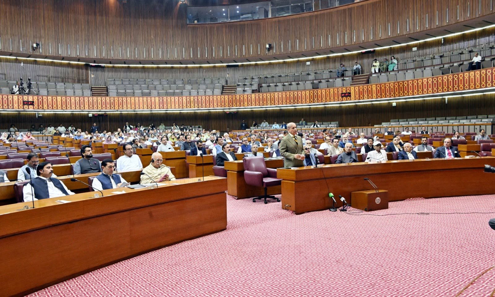 پارلیمانی تاریخ کا انوکھا ریکارڈ: بجٹ بحث میں وزیراعظم، دونوں اپوزیشن لیڈرز اور پارٹی سربراہان سمیت 350 سے زائد اراکین شریک
