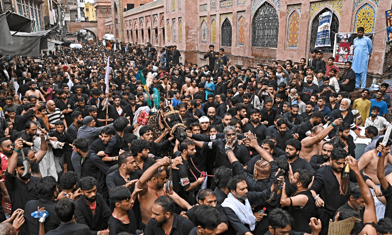 ملتان ڈویژن میں یومِ عاشور کے ماتمی جلوسوں کا پرامن آغاز، سخت سکیورٹی انتظامات نافذ