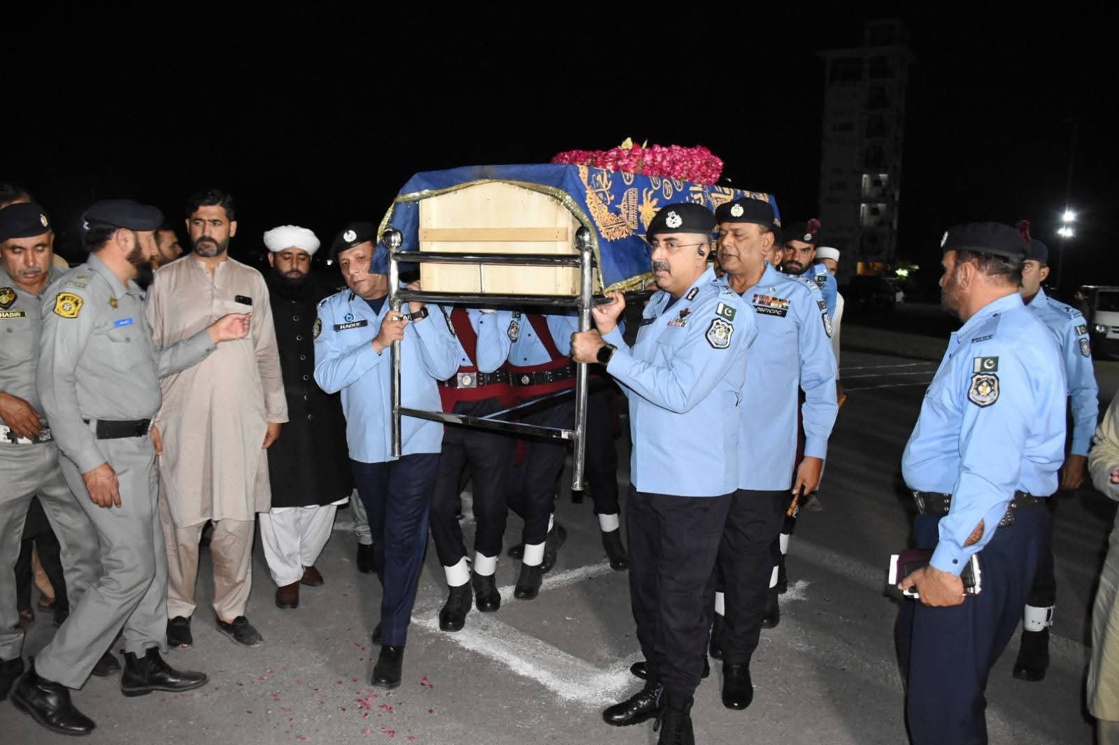 شہید کانسٹیبل عرفان ارشد کو پورے اعزاز کے ساتھ سپرد خاک کر دیا گیا