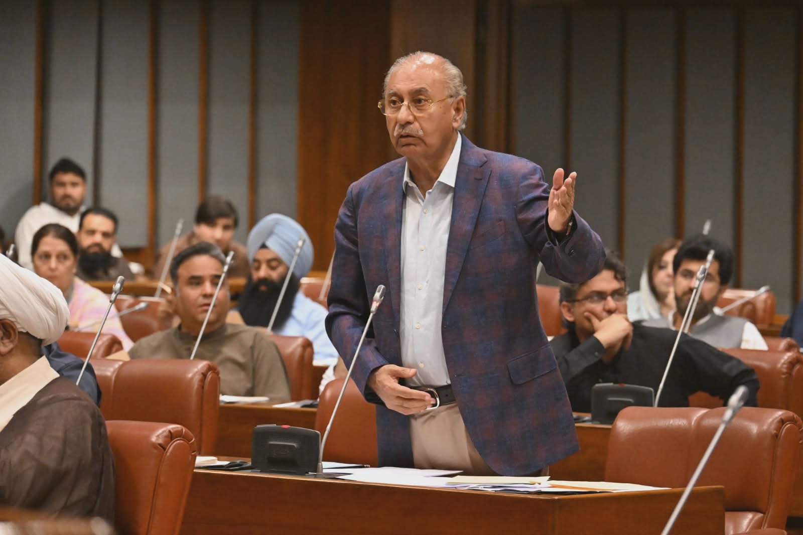 ہمیں برآمدات کے فروغ پر توجہ مرکوز کرنے کی ضرورت ہے، سینیٹر محسن عزیز
