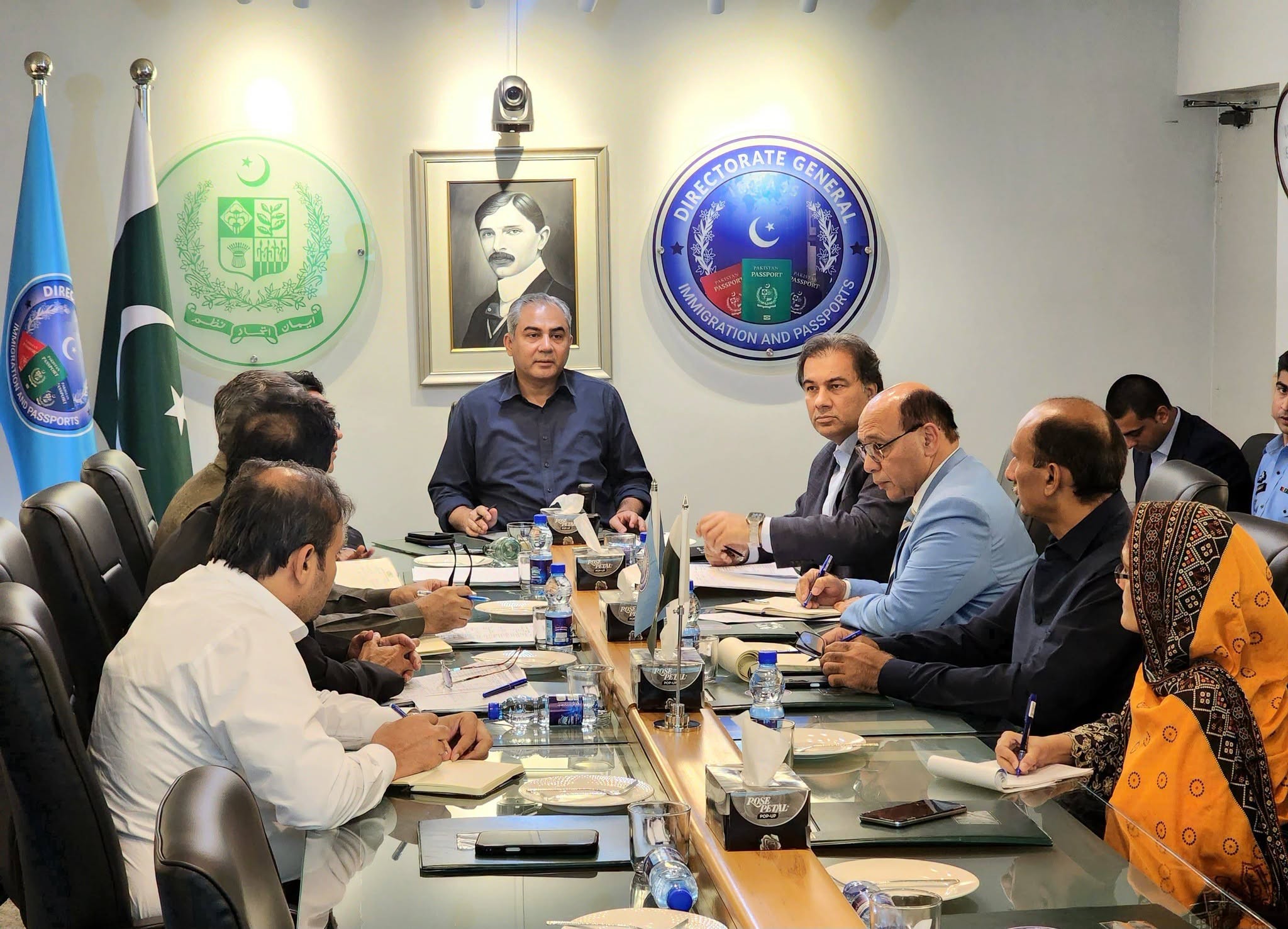 پاکستان کاپاسپورٹ خدمات کو جدید خطوط پر استوار کرنے، سکیورٹی کو مزید مؤثر بنانے اور شہریوں کو بہتر سہولیات فراہمی کے لیے ای پاسپورٹ نظام پر منتقل ہونے کا فیصلہ