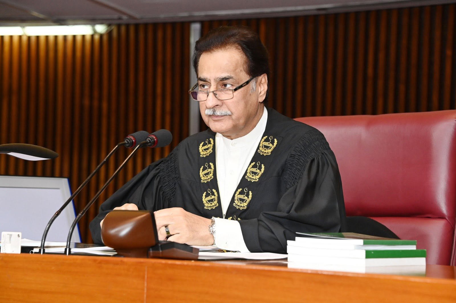 قومی اسمبلی کا اجلاس پیر کی صبح 11 بجے تک ملتوی