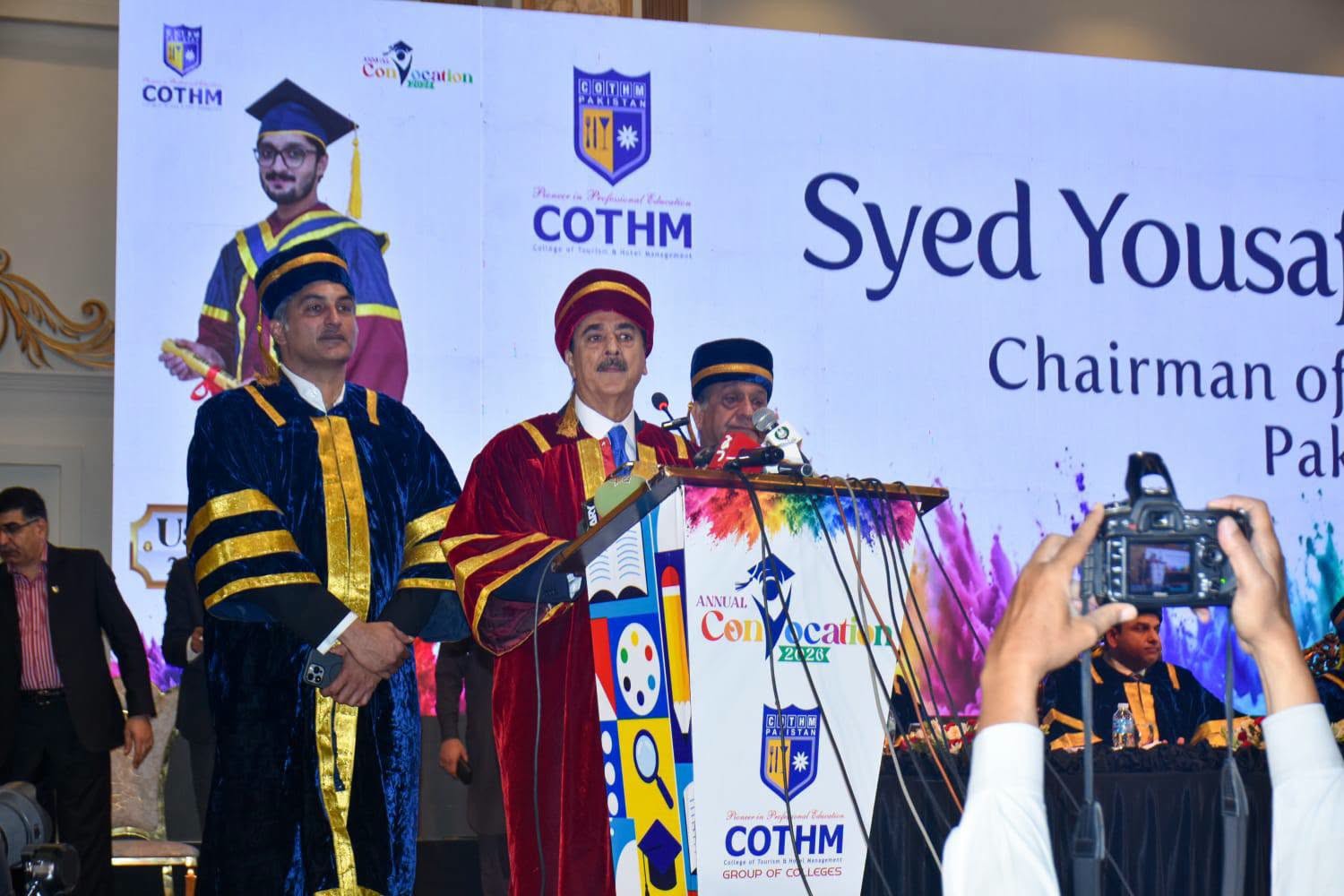 چیئرمین سینیٹ سید یوسف رضا گیلانی کا نوجوانوں میں ہنر، تعلیم اور سیاحت کے فروغ پر زورملتان میں نجی تعلیمی ادارے کی سالانہ کانووکیشن سے خطاب