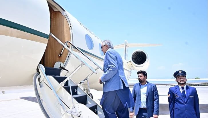 نائب وزیرِ اعظم و وزیرِ خارجہ سینیٹر اسحاق ڈار مصر کے لئے روانہ ہو گئے