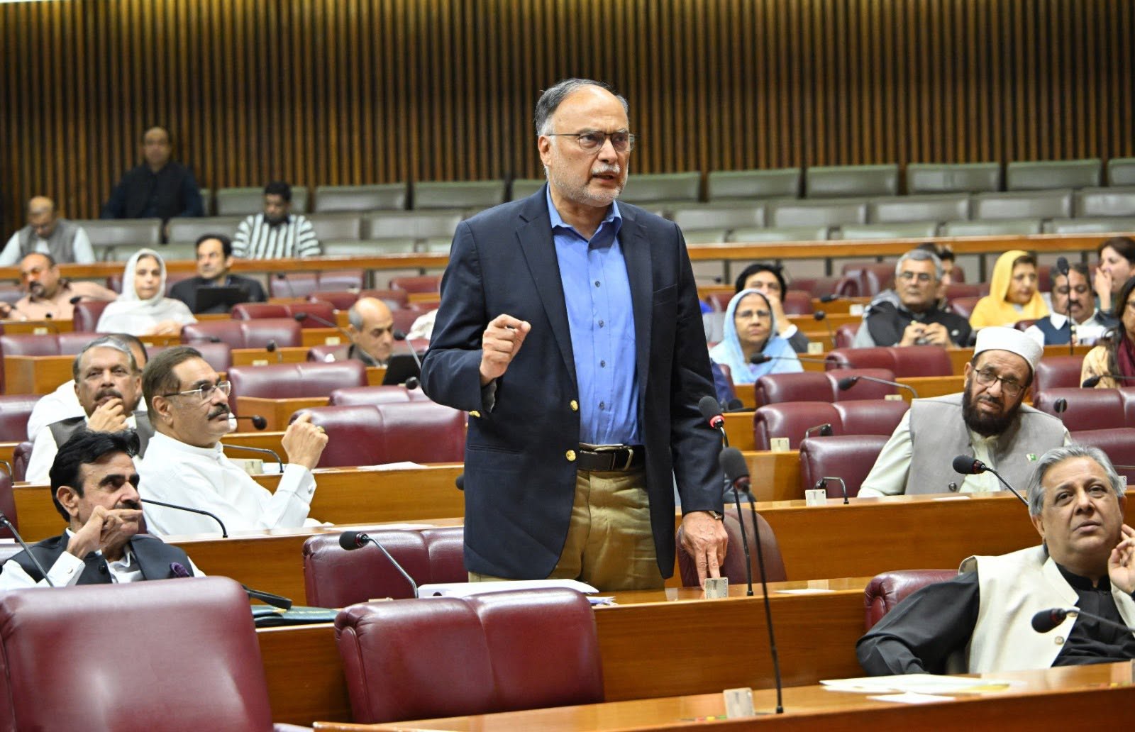اورنج لائن ٹرین منصوبہ پنجاب حکومت نے اپنے وسائل سے مکمل کیا، وفاقی حکومت نے فنڈز نہیں دیے، احسن اقبال