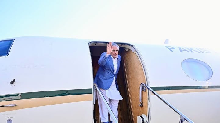 نائب وزیراعظم اسحاق ڈار مصر کے ایک روزہ کامیاب دورے کے بعد قاہرہ سے اسلام آباد روانہ