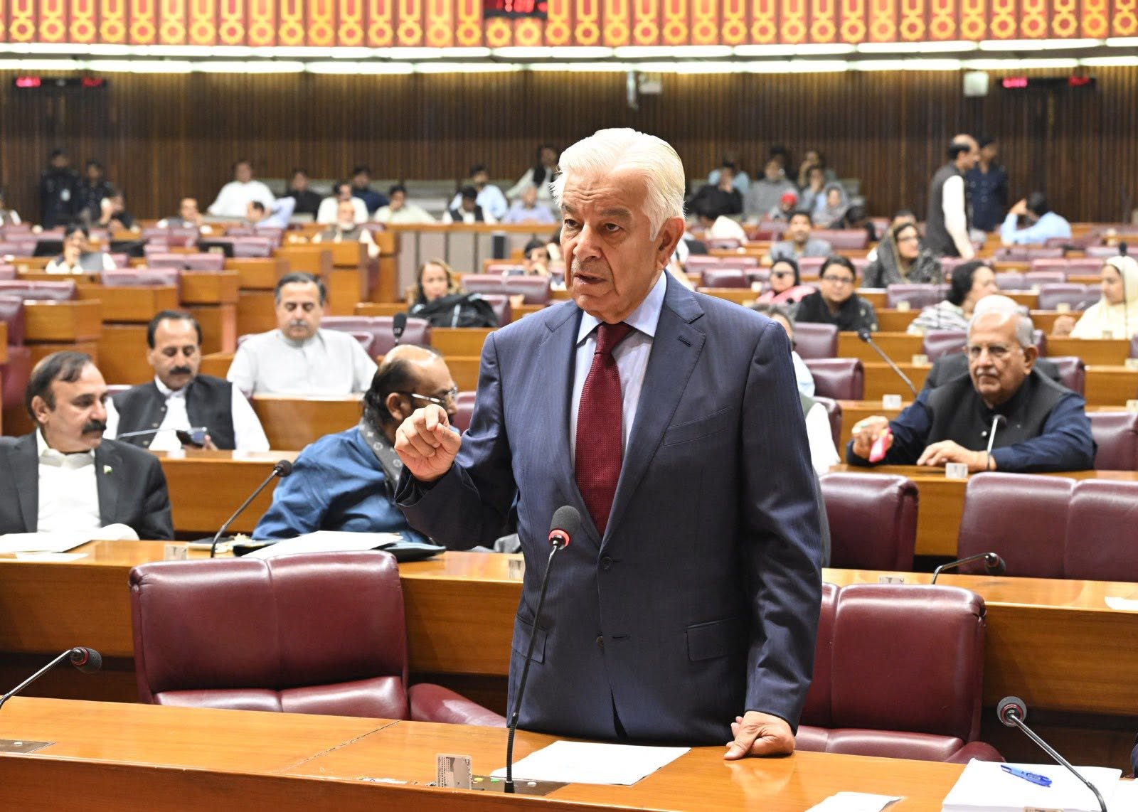 آزاد کشمیر سے پاکستان کے خلاف اٹھنے والی بیرونی اور منفی ایجنڈے سے متاثر آوازوں کا سختی سے جواب دیا جانا چاہئے، وزیر دفاع خواجہ آصف کا دوٹوک مؤقف