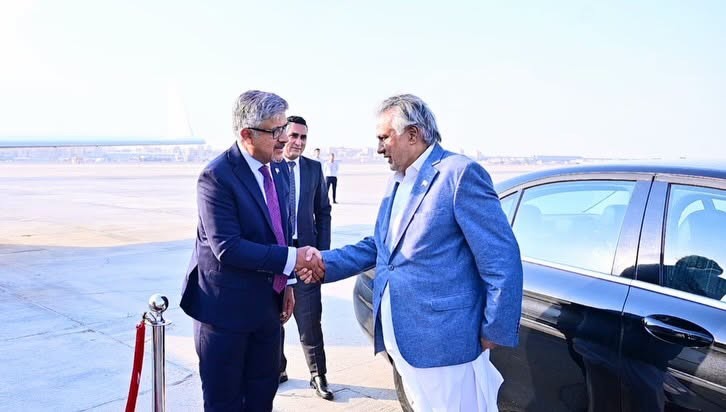 نائب وزیراعظم اسحاق ڈار کا آرفوروزرائے خارجہ اجلاس میں شرکت کیلئے قاہرہ کا دورہ