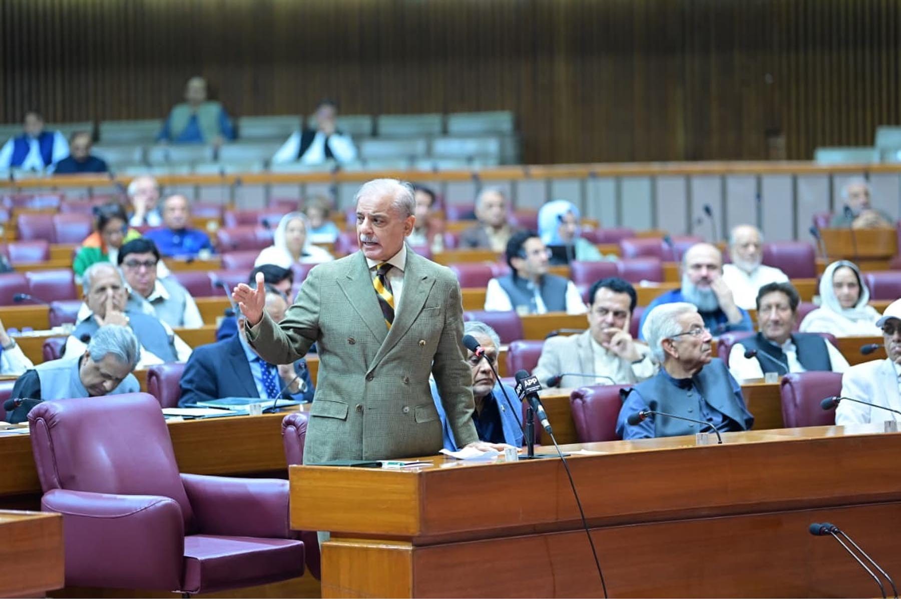 پاکستان کاپاسپورٹ خدمات کو جدید خطوط پر استوار کرنے، سکیورٹی کو مزید مؤثر بنانے اور شہریوں کو بہتر سہولیات فراہمی کے لیے ای پاسپورٹ نظام پر منتقل ہونے کا فیصلہ