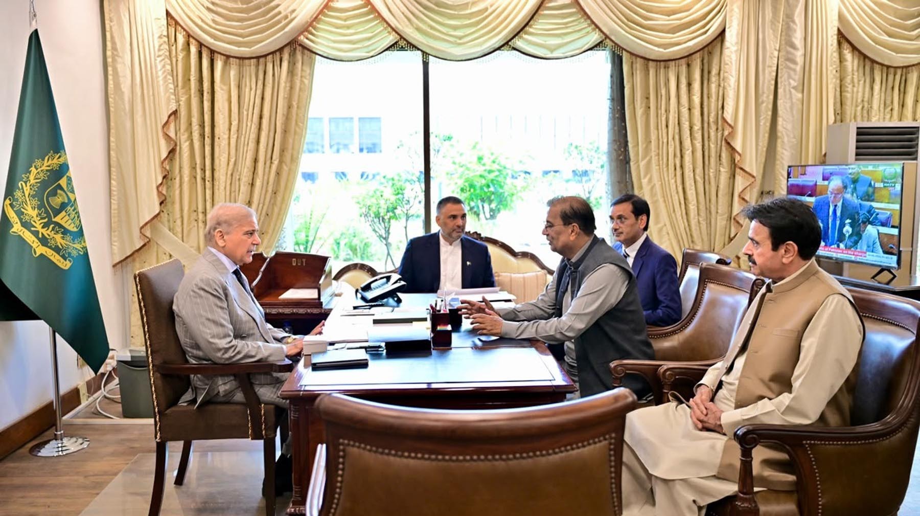 وزیراعظم شہباز شریف سے اراکین قومی اسمبلی اور مسلم لیگ ن کے سینئر نائب صدر سید شاہ محمد شاہ کی الگ الگ ملاقاتیں