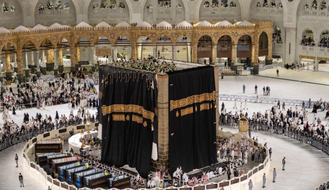 فنِ خطاطی اور جذبہ ایمانی کا لازوال شاہکار،10 ماہ کی طویل محنت سے تیار ہونے والا ’’کسوہ ‘‘ کل خانہ کعبہ کی زینت بنے گا