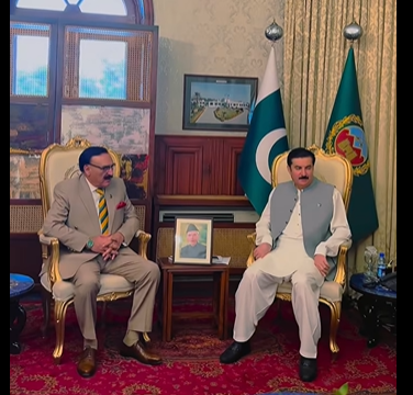 گورنر خیبرپختونخوا فیصل کریم کنڈی سے کیڈٹ کالج بٹراسی کے پرنسپل بریگیڈیئر عبدالحفیظ کی ملاقات