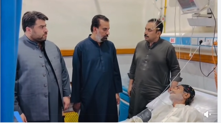 صوبائی وزراء حاجی علی مدد جتک اور سردار کوہیار خان ڈومکی کی کمال عمرانی کی ہسپتال میں عیادت