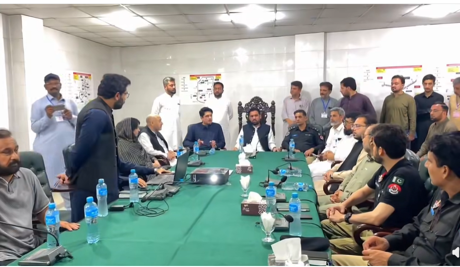 صوبائی وزیر مینا خان آفریدی کا مرکزی کنٹرول روم کا دورہ، امن و امان کی صورتحال اور سکیورٹی انتظامات کا جائزہ لیا