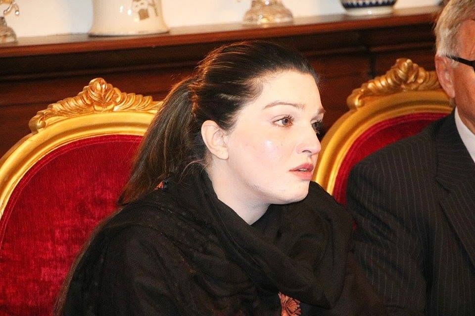 مشعال ملک اور رضیہ سلطان کا ہیلی کاپٹر حادثے میں شہید ہونے والے میجر ایس ایم منیر کے گھر جا کر شہید کے اہل خانہ سے تعزیت اور ہمدردی کا اظہار